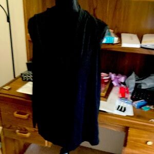 Sonoma black sleeveless tee. 57 percent cotton, 37 percent Mossi, 5 spandex